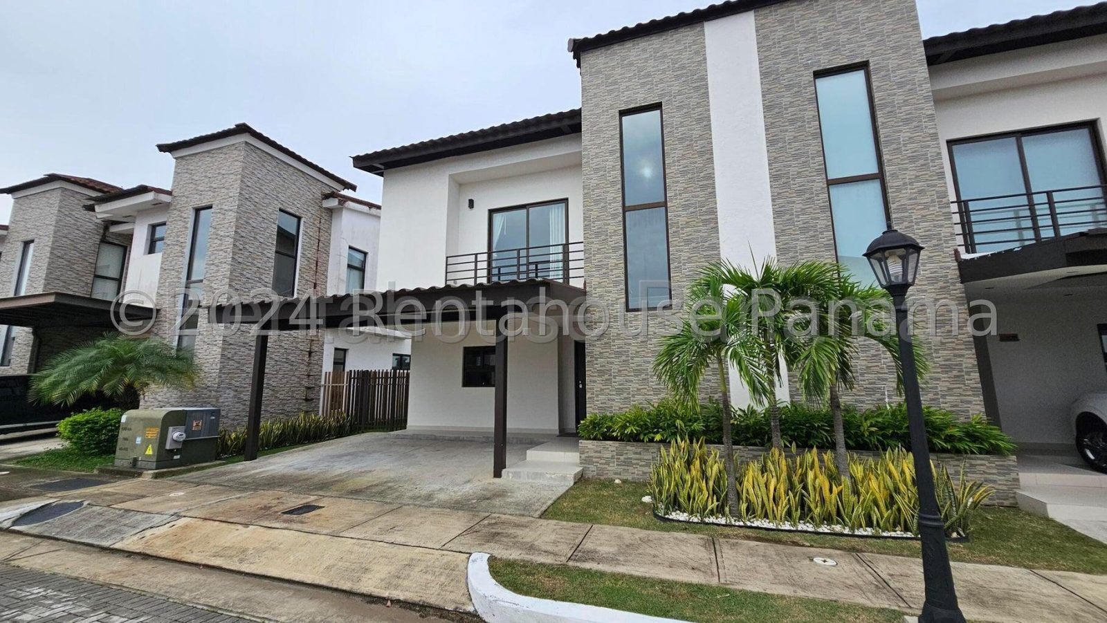Espectacular casa full remodelada en Costa Linda — imagen 1 de 10
