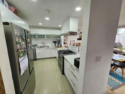 Hermosa casa en Costa Sur totalmente remodelada por profesionales — imagen 5 de 10