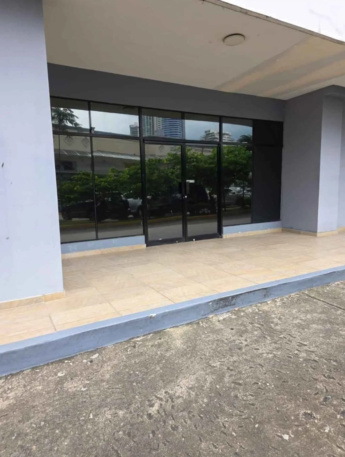 Se alquila local comercial en Paitilla. — imagen 1 de 8