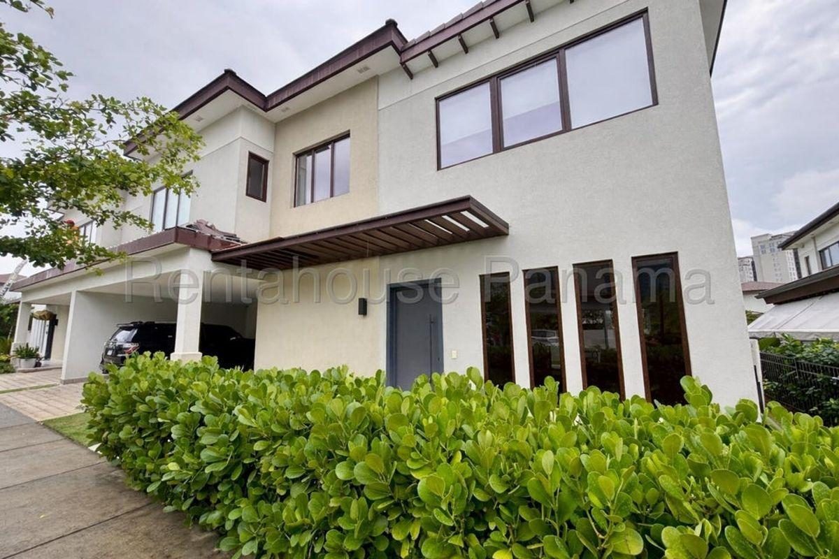 Excelente Oportunidad en Santa María. Casa Al Mejor Precio del Residencial, Ya Equipada — imagen 1 de 5